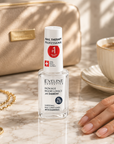Bakımlı ve parlak tırnak görünümü yanında Eveline Diamond Hard & Shine ürünü